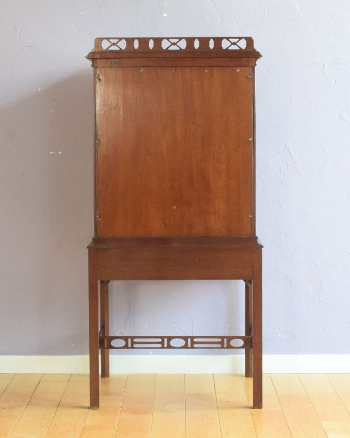 アンティークのキャビネット　アンティーク家具　ミュージックキャビネット　後ろ姿にも気を使っていますアンティークは新品ではないので、経年変化によるキズはありますが、専門の職人がしっかり修復したので後ろ姿も美しいんです。(q-2319-f)