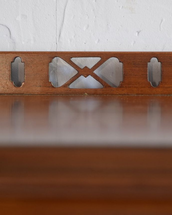 アンティークのキャビネット　アンティーク家具　ミュージックキャビネット　ここの彫も最上級の美しさいろんな部分の美しさが重なり合って、最上級の美しさを醸し出してくれます。(q-2319-f)