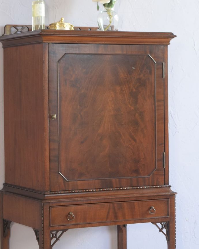 アンティークのキャビネット　アンティーク家具　ミュージックキャビネット　ガラス越しに中をのぞいてみると･･･アンティークのガラスを通して中に入っているものを見ると、なんだかちょっと高級に見えるんです。(q-2319-f)