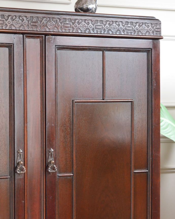 アンティークのキャビネット アンティーク家具 カップボード 直線で描かれたガラス面の美しさにうっとり・・・ヨーロッパの人たちが憧れた東洋の美しさに西洋デザインが混じりあってできたシノワズリデザイン。(q-2320-f)