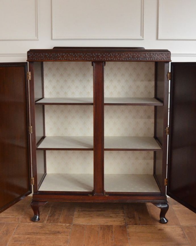 アンティークのキャビネット アンティーク家具 カップボード 扉の中は、しっかりと収納できる棚板重いものもたっぷり収納できる木製の棚板タイプ。(q-2320-f)