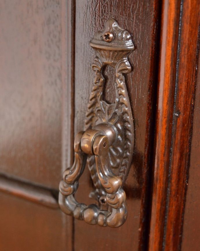 アンティークのキャビネット アンティーク家具 カップボード 英国らしいドッシリ感アンティーク家具は取っ手もカッコイイんです。(q-2320-f)