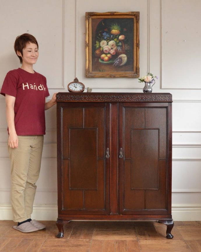 アンティークのキャビネット アンティーク家具 カップボード オリエンタルな大人の雰囲気漂うシノワズリシルクロードからヨーロッパに伝わったデザインのキャビネットは、置くだけでワンランク上の洗練されたお部屋を演出してくれます。(q-2320-f)