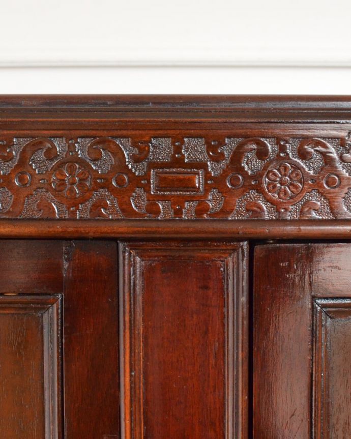 アンティークのキャビネット アンティーク家具 カップボード ここの彫も最上級の美しさいろんな部分の美しさが重なり合って、最上級の美しさを醸し出してくれます。(q-2320-f)
