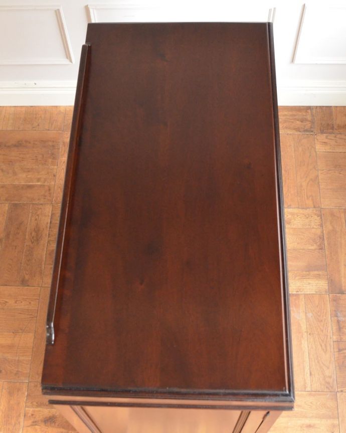 アンティークのキャビネット アンティーク家具 カップボード 天板もキレイに仕上げました。(q-2320-f)