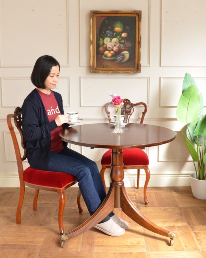 アンティークのダイニングテーブル