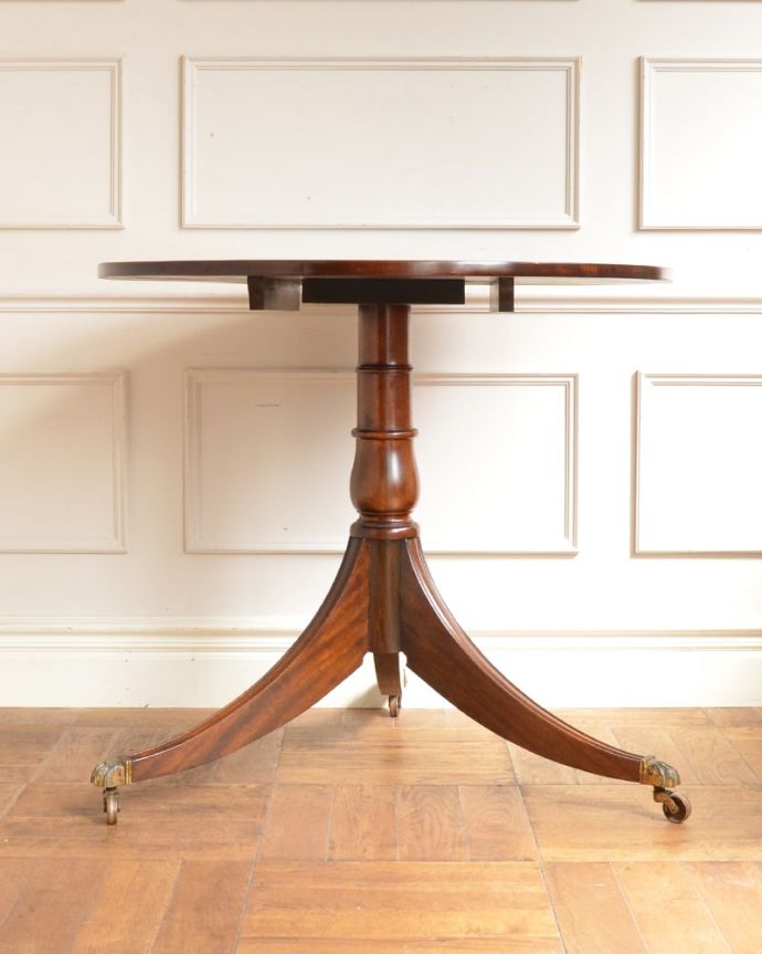 ダイニングテーブルの側面