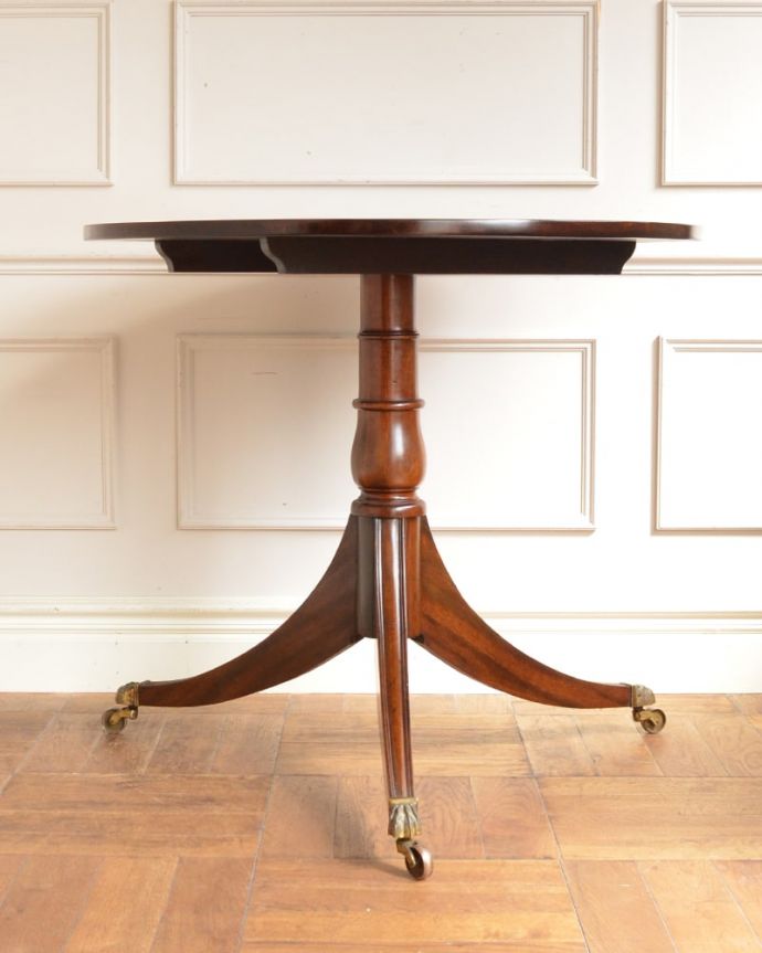 ダイニングテーブルの後ろ姿