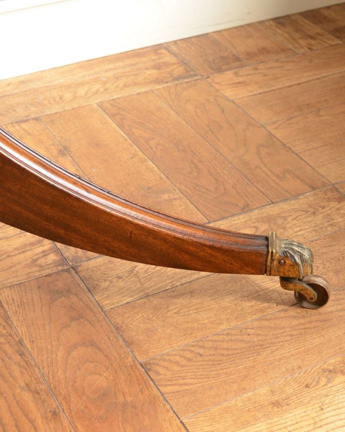 アンティークのテーブル アンティーク家具 ティーテーブル 持ち上げなくても移動できます!Handleのアンティークは、脚の裏にフェルトキーパーをお付けしていますので、床を滑らせてれば移動が簡単です。(q-2321-f)