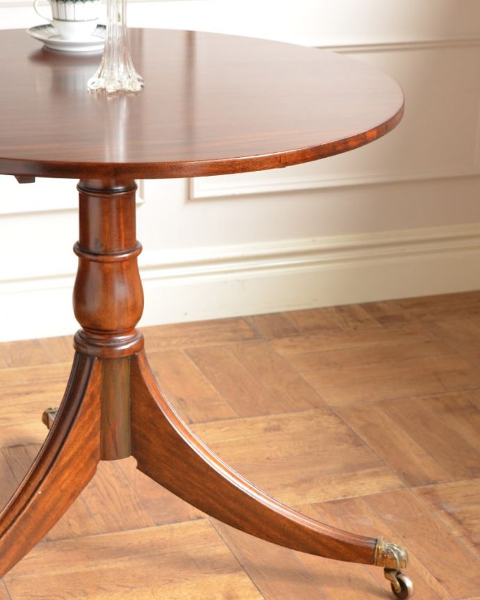 アンティーク家具らしさが漂うテーブル