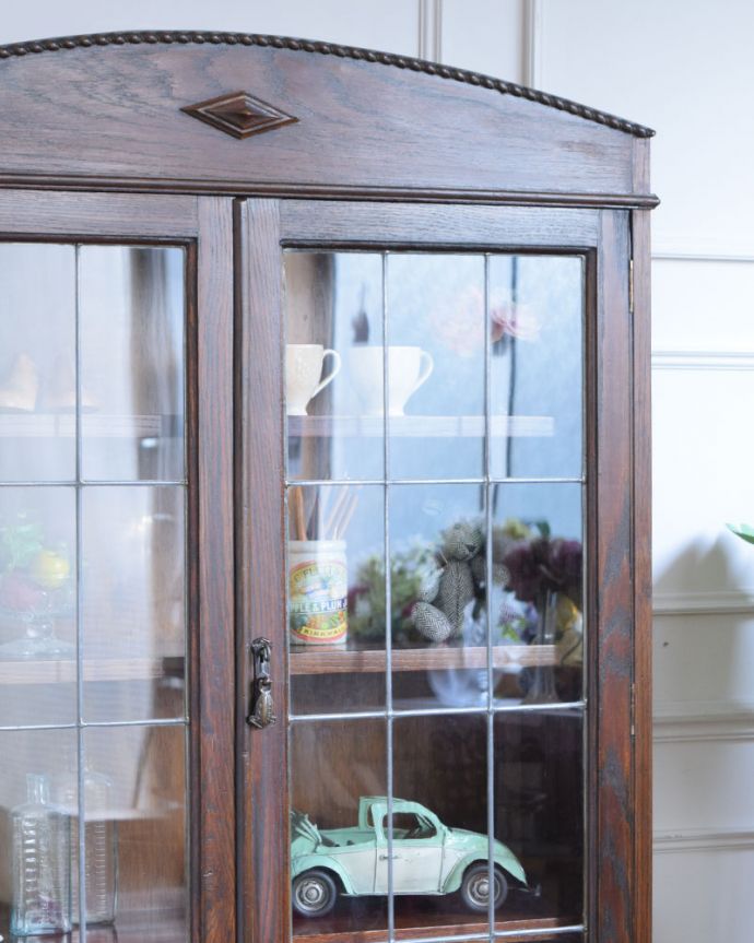 アンティーク家具らしさが漂うガラス扉