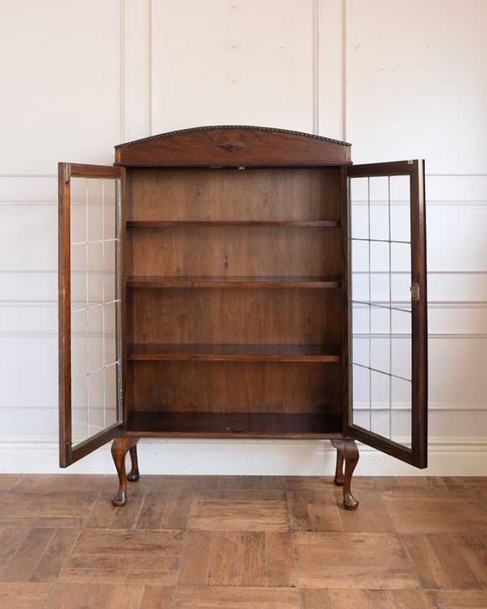 キャビネットの扉の中