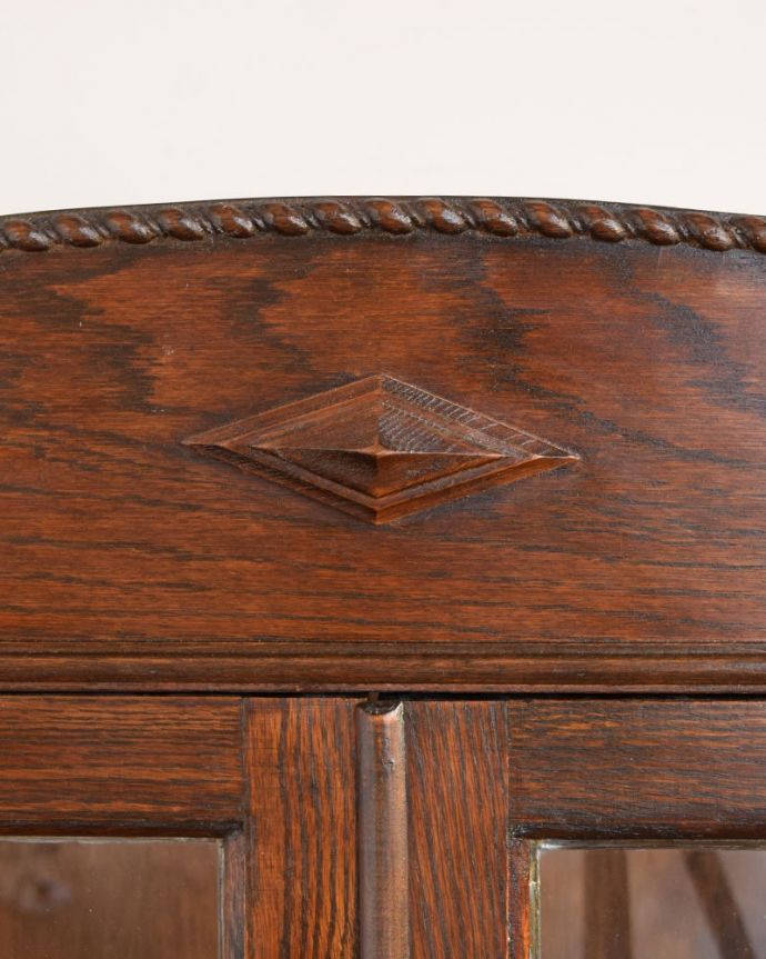 英国アンティーク家具らしい彫