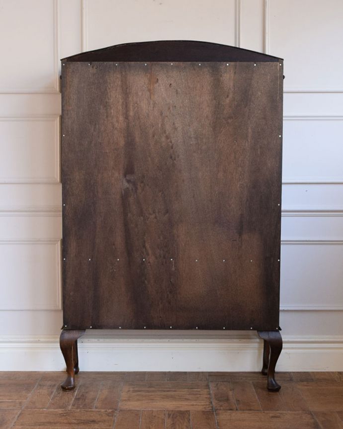 キャビネットの後ろ姿