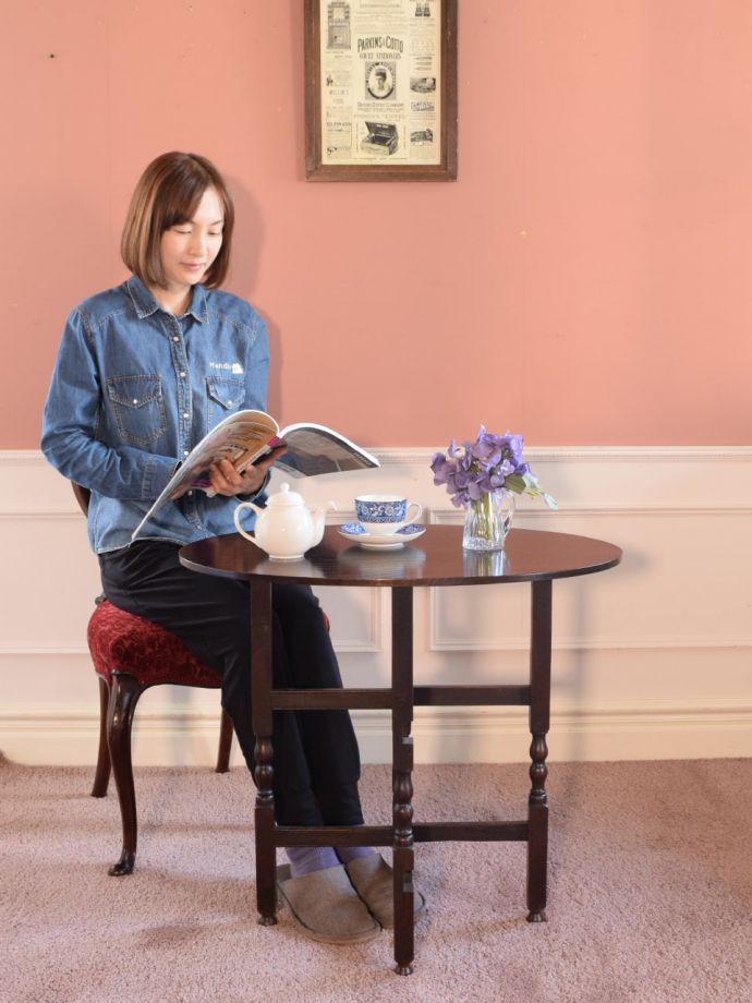 折り畳み式のホールディングテーブル