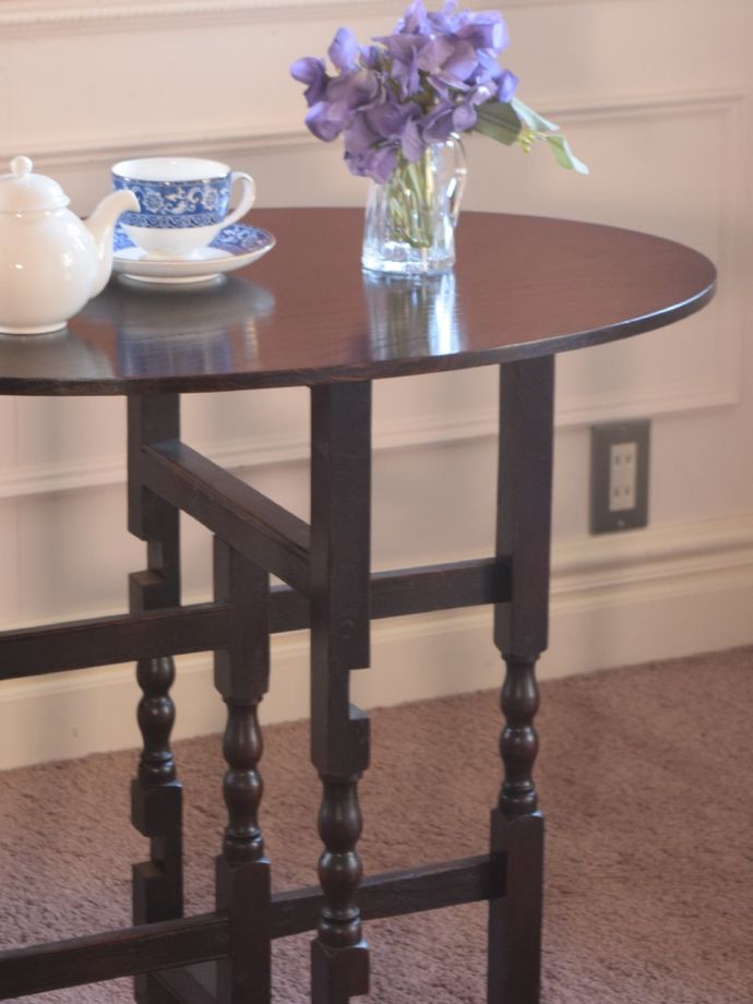 おしゃれなアンティークのテーブル