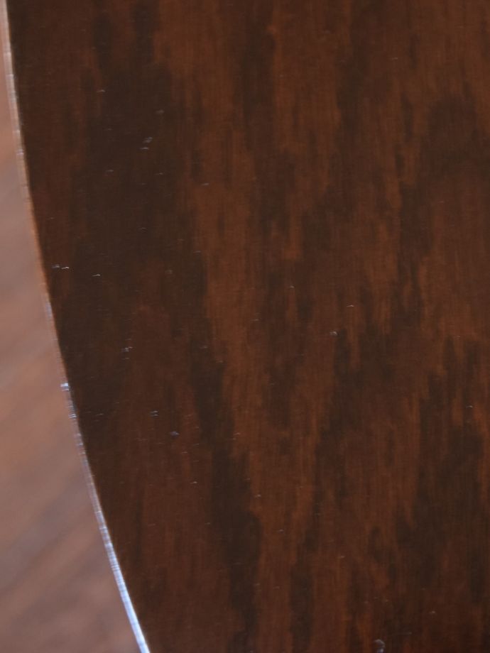 アンティークテーブルらしい木目