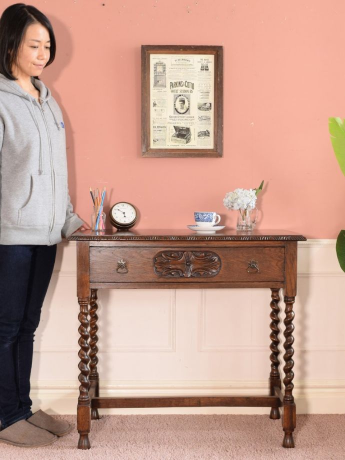 英国アンティークのコンソールテーブル