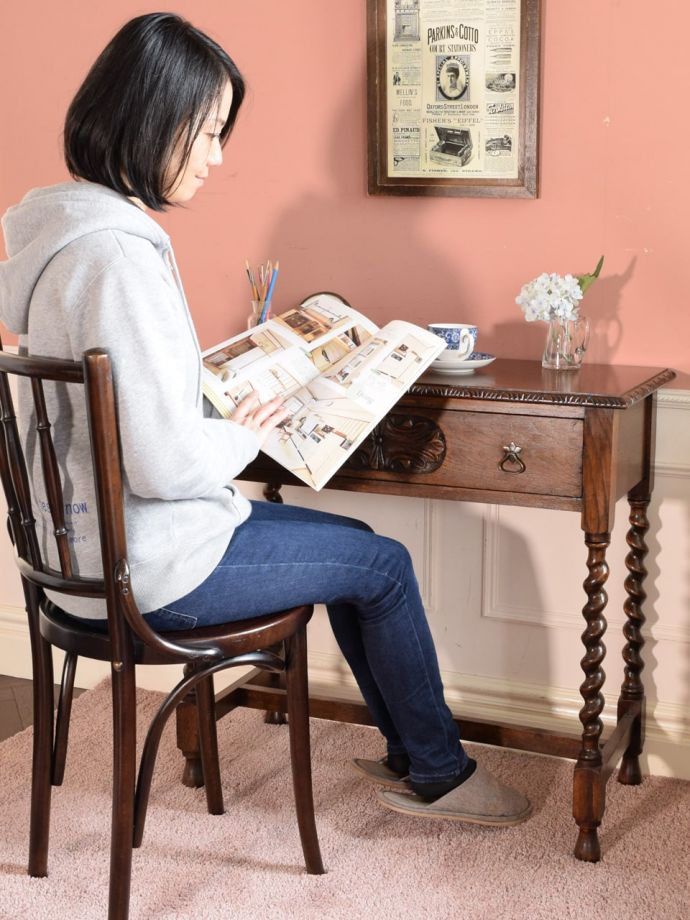 アンティークのテーブル