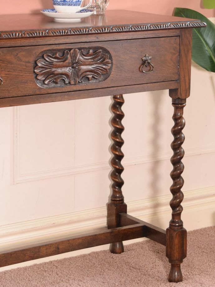 アンティーク家具らしさが漂うコンソールテーブル