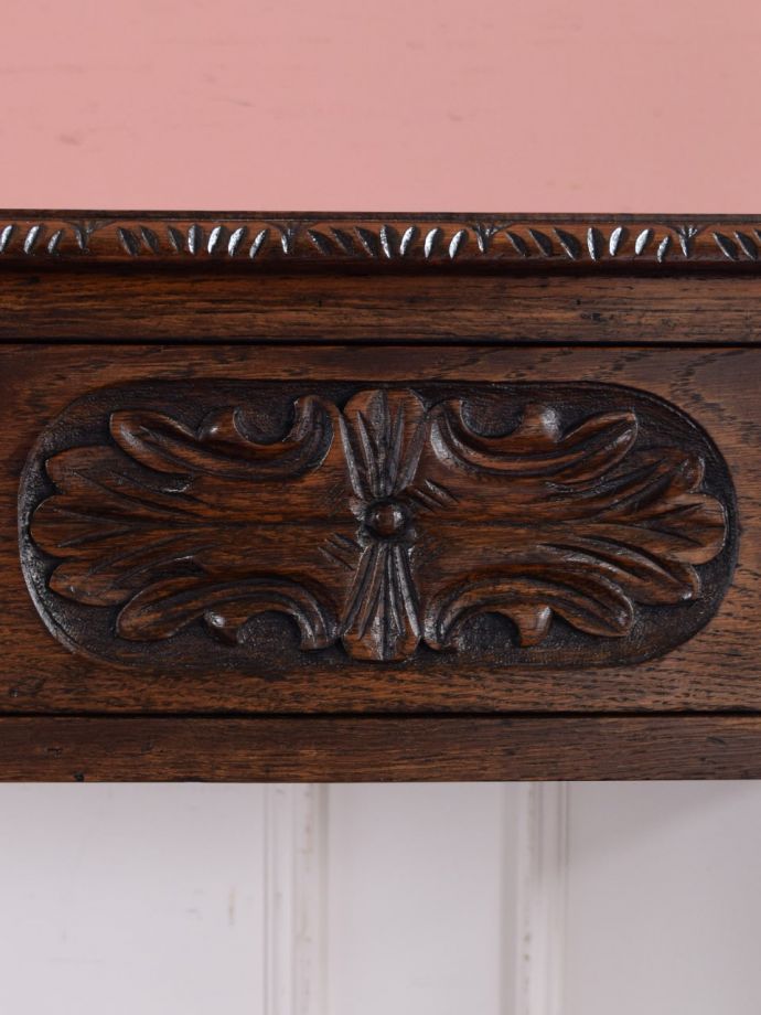 英国アンティーク家具らしい彫