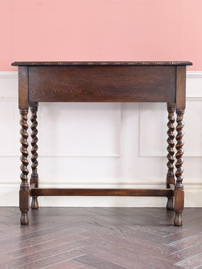 コンソールテーブルの後ろ姿