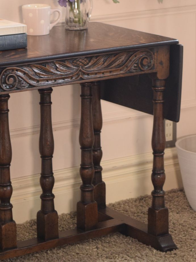 英国アンティーク家具らしい彫