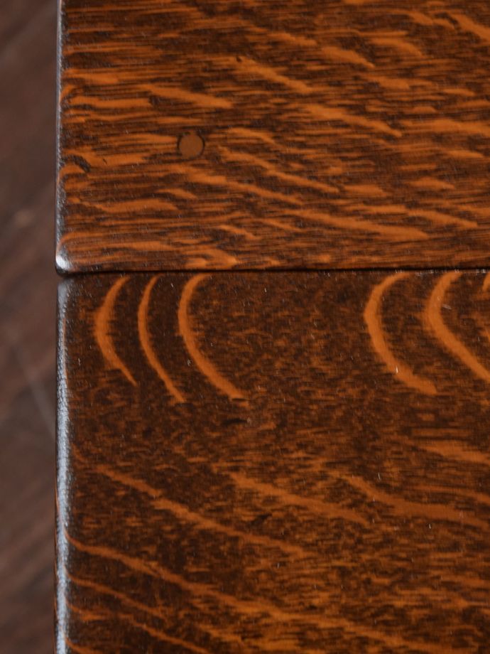 アンティークテーブルらしい木目