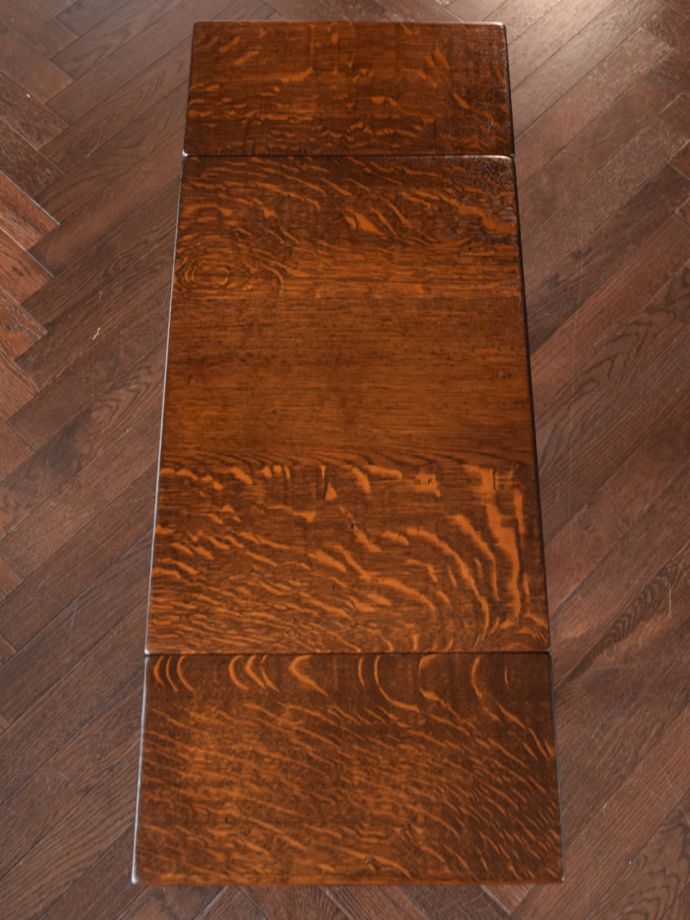 天板を広げた折り畳みテーブル