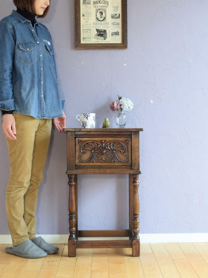 英国アンティークのサイドチェスト