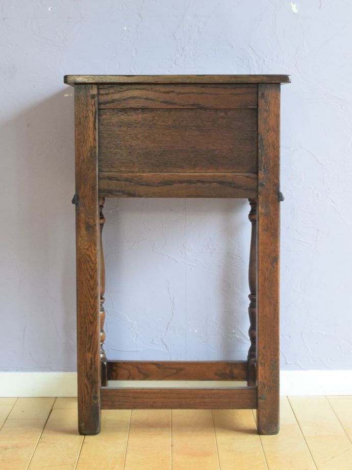 チェストの後ろ姿