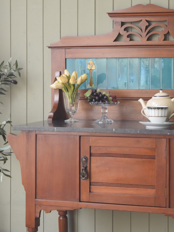 アンティーク家具でしか手に入らないキャビネット