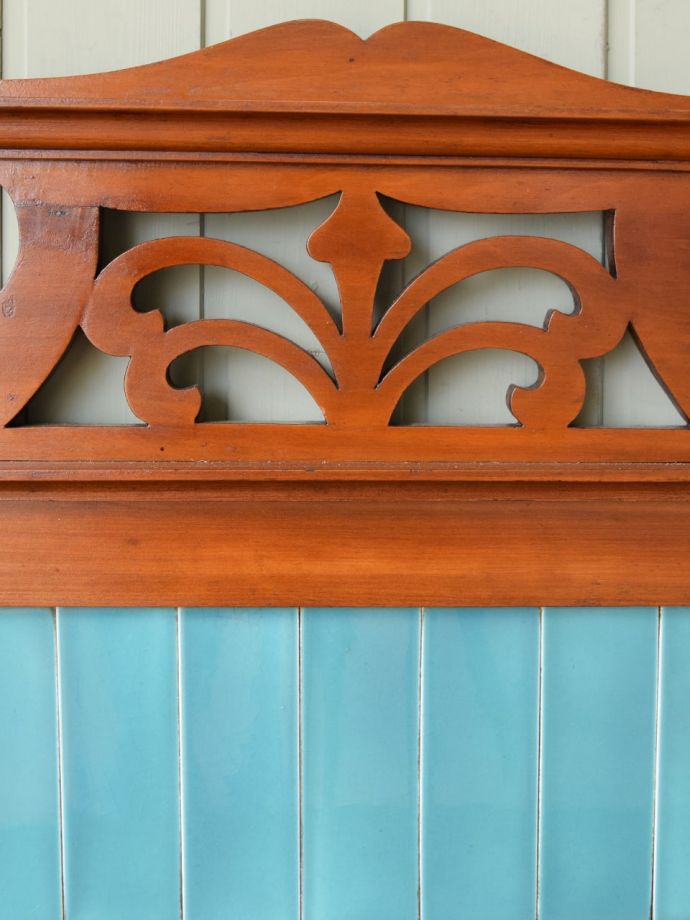 英国アンティーク家具らしい装飾