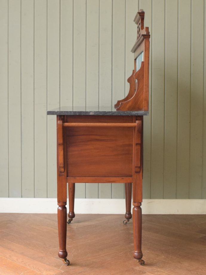 ウォッシュスタンドの側面