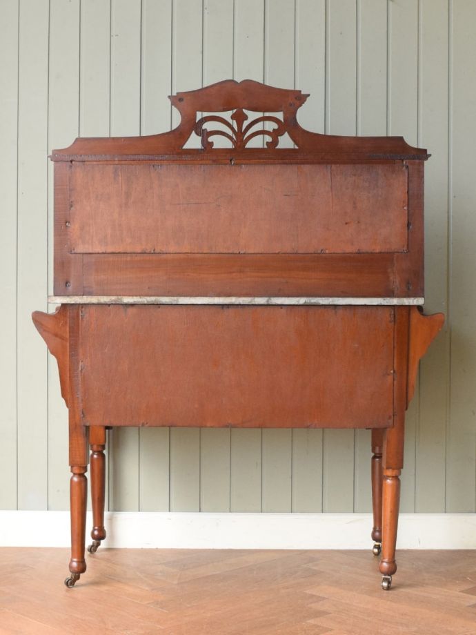 キャビネットの後ろ姿