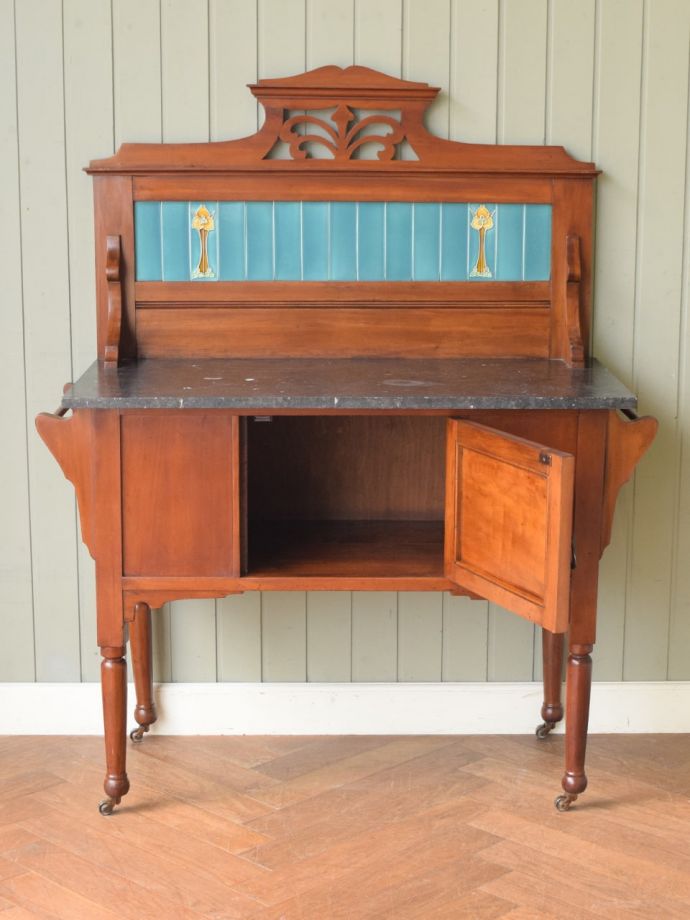 キャビネットの扉の中