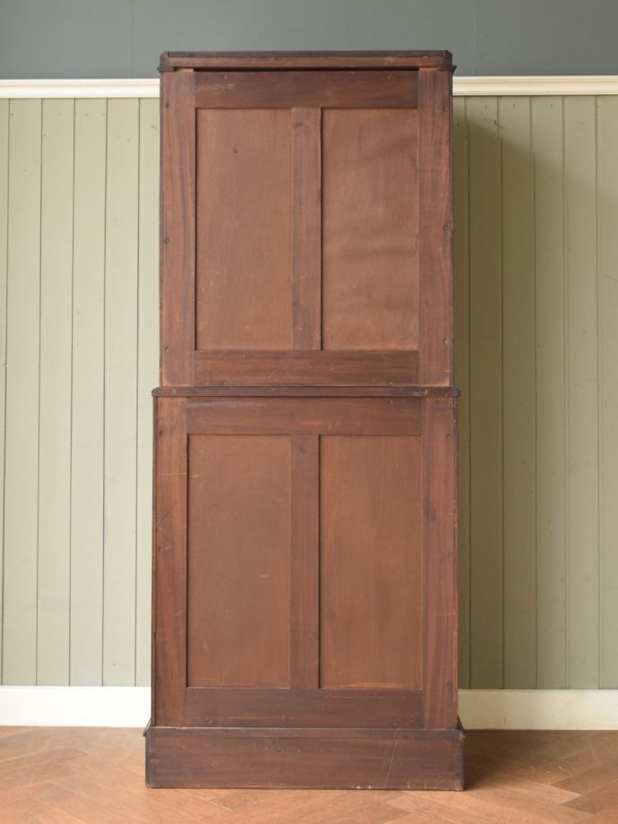 チェストの後ろ姿