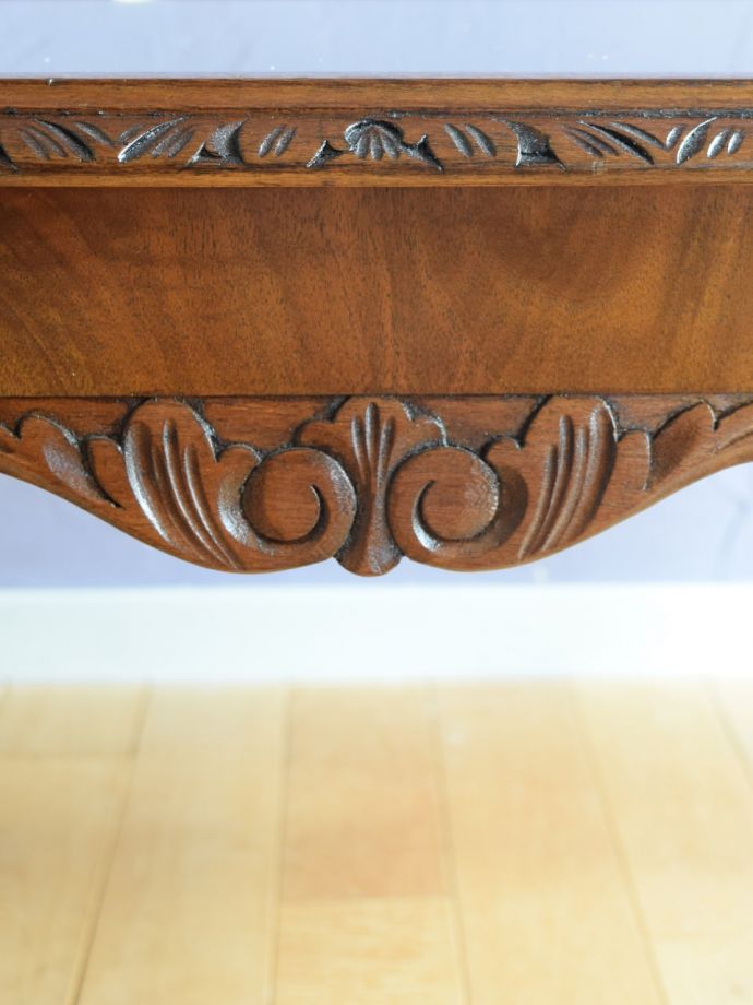 英国アンティーク家具らしい装飾