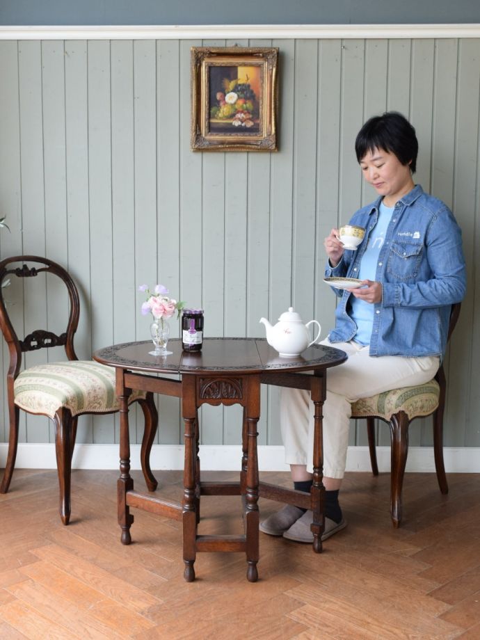 アンティークの折り畳み式テーブル