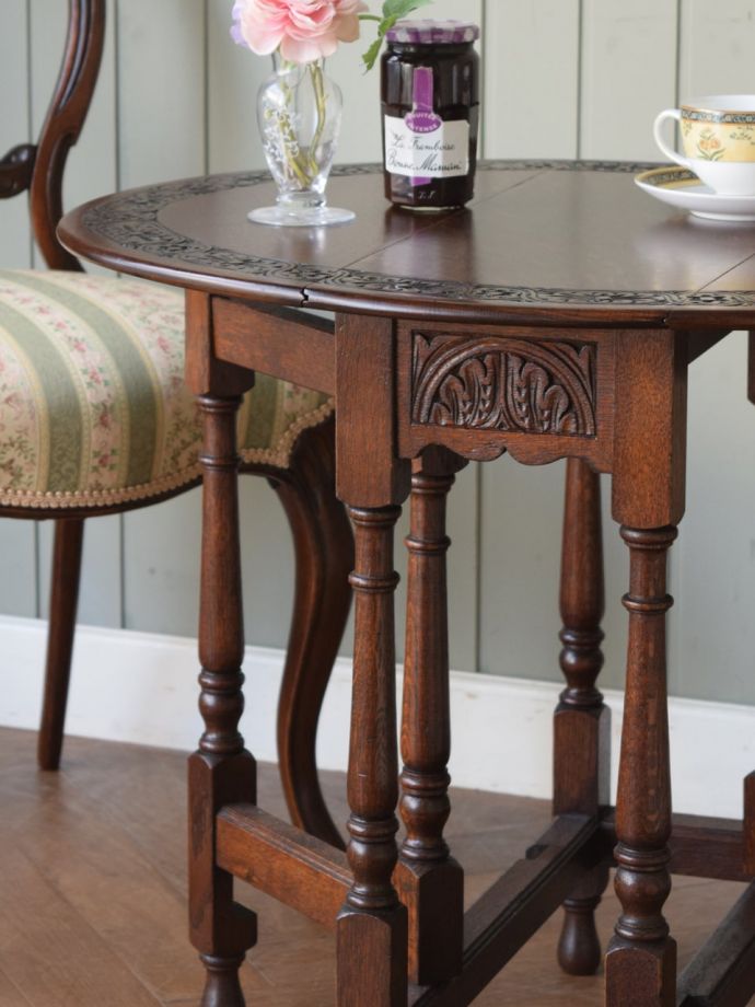 伸長式のおしゃれなアンティークテーブル