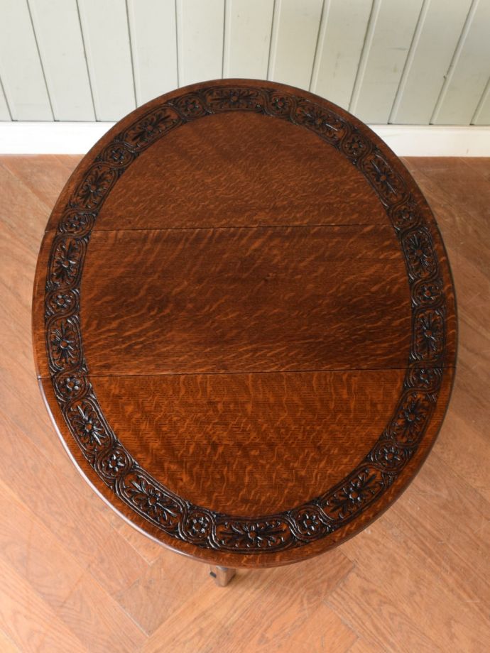 天板を広げた折り畳みテーブル