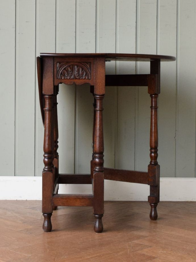 片足を開いた折り畳みテーブル