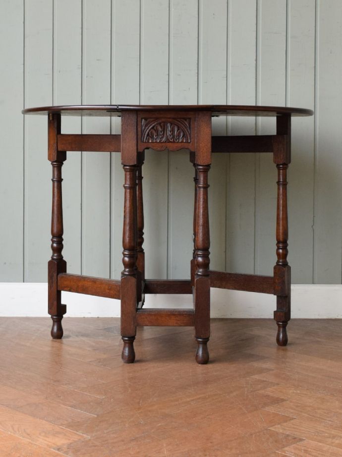 両足を広げた折り畳み式テーブル