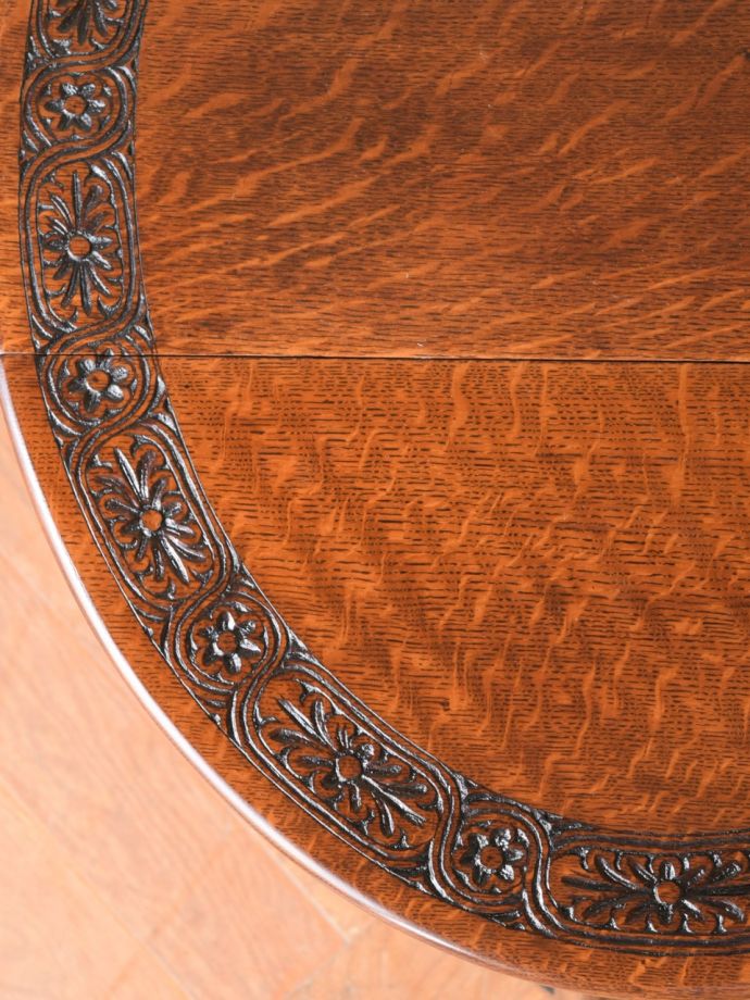 アンティークテーブルらしい木目