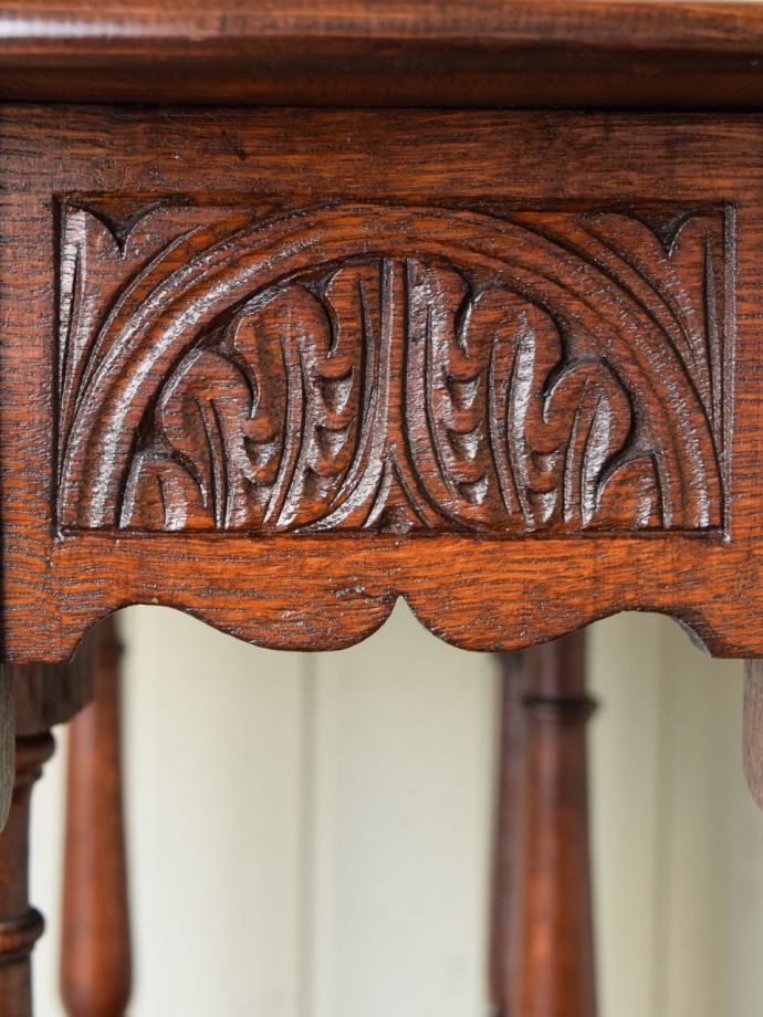 英国アンティーク家具らしい彫