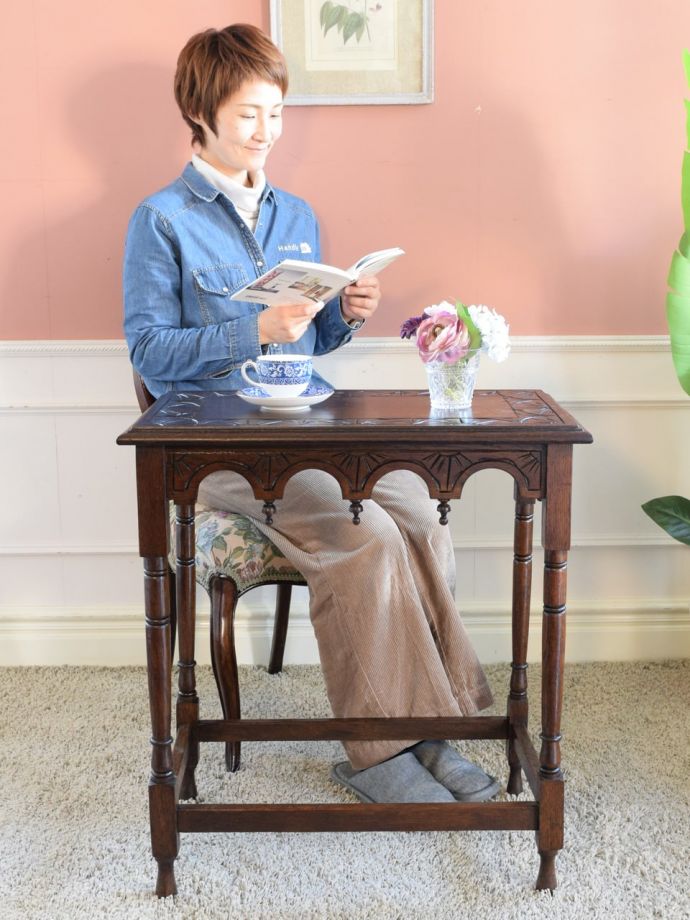 アンティークのオケージョナルテーブル