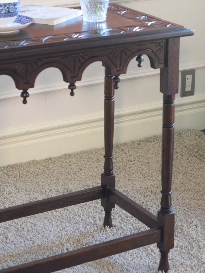 英国のアンティーク家具らしいデザイン