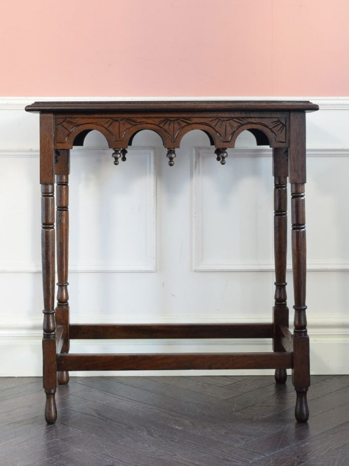 オケージョナルテーブルの後ろ姿