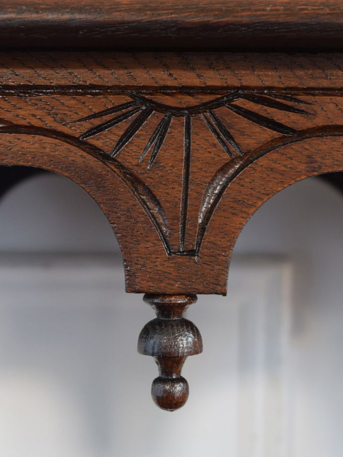 英国アンティーク家具らしい装飾