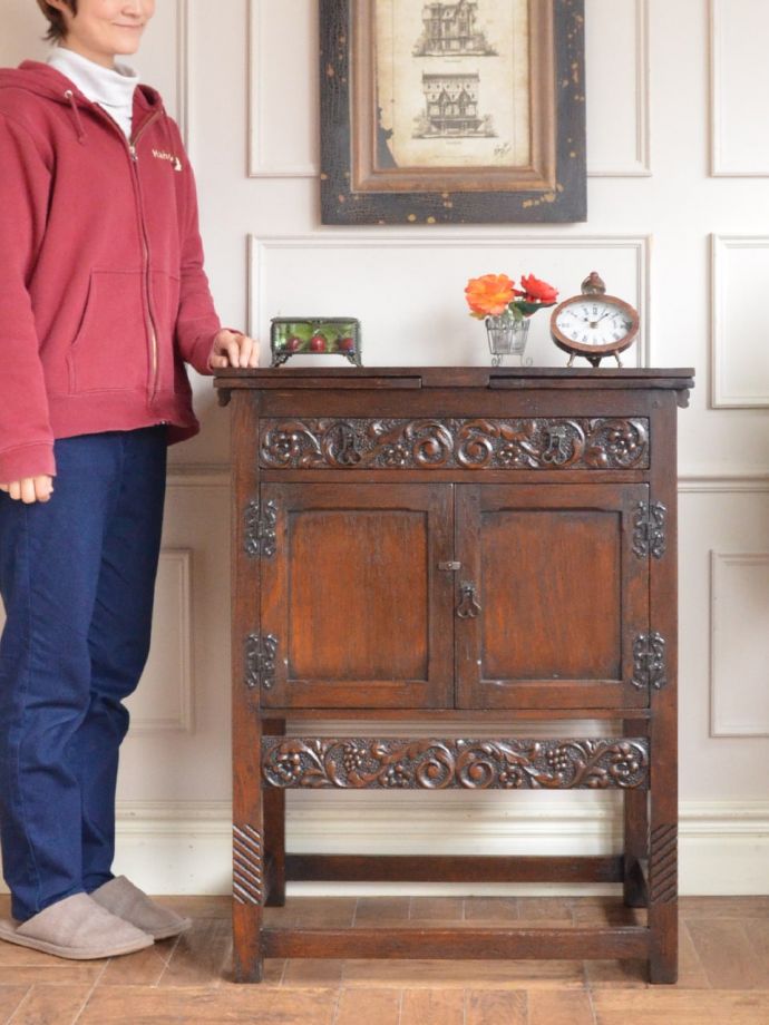 英国アンティークのキャビネット